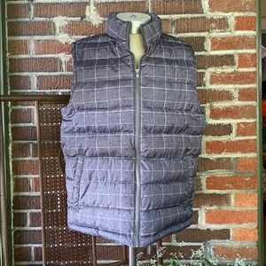 Gap grey and white large check zip front puffer vest with pockets. Size Medium